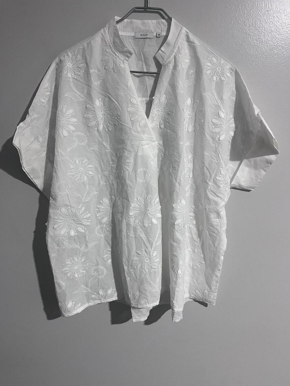M.X.O Blouse Womens M White Tunic V-Neck Embroidered Floral Lightweight Cotton